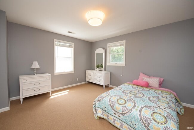 Building Photo - 3801 W Capilano Dr