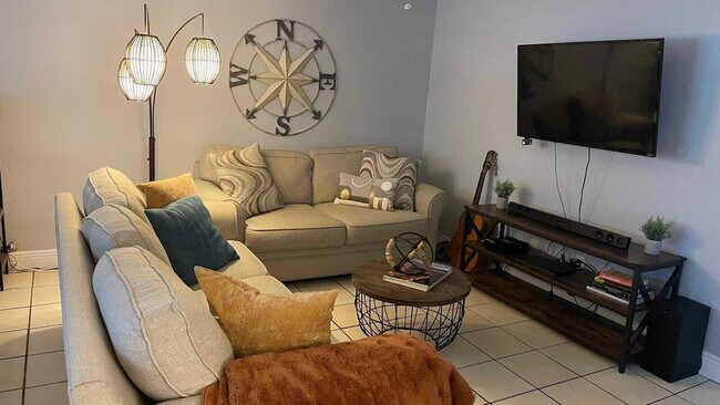 Building Photo - 626 SW 14th Ave