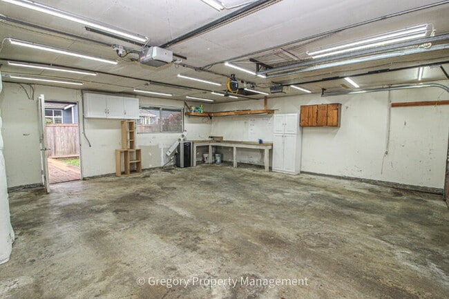 Building Photo - Charming, Well Maintained 4 Bedroom, 2.5 Bathroom Bothell Area Home in Northshore S.D. Spacious F...