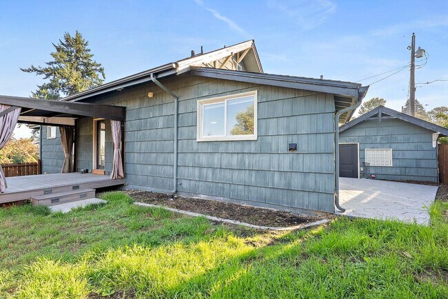 Building Photo - Charming 2-Bed 2-Bath Tacoma Craftsman | S...