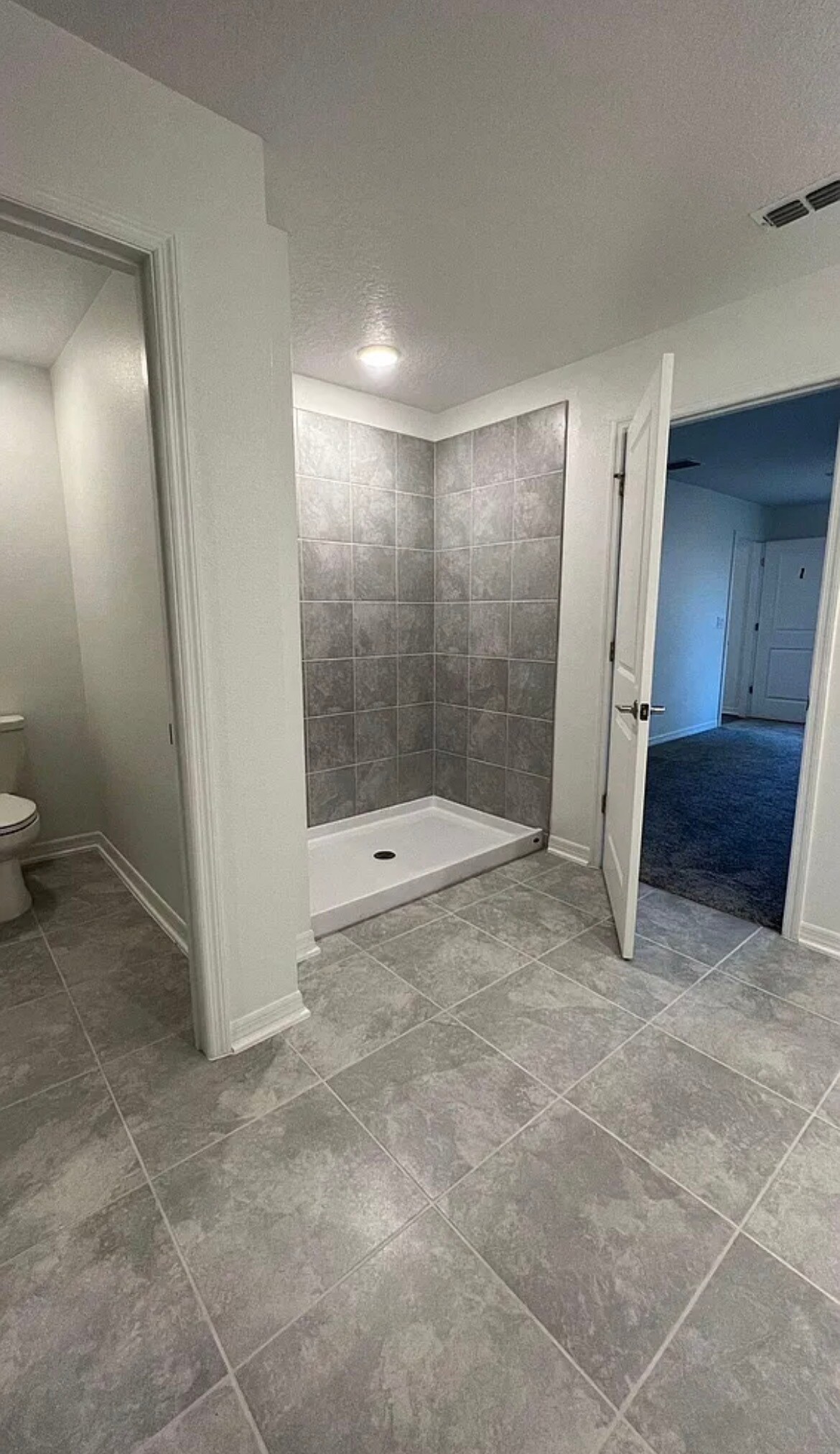 Building Photo - 409 Three Oaks Dr