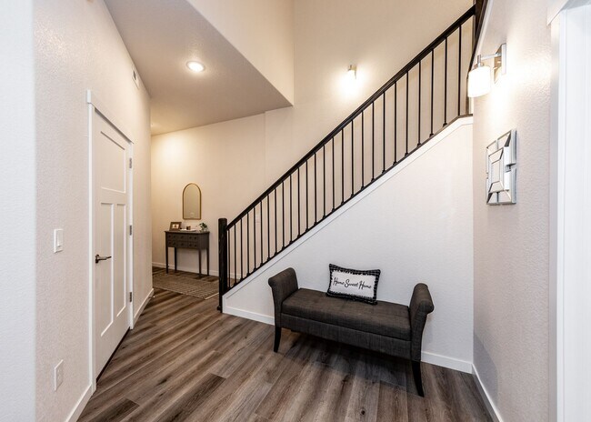 Building Photo - Fully Furnished 3 Bedroom 2.5 Bath Luxury Townhome by Garden of the Gods