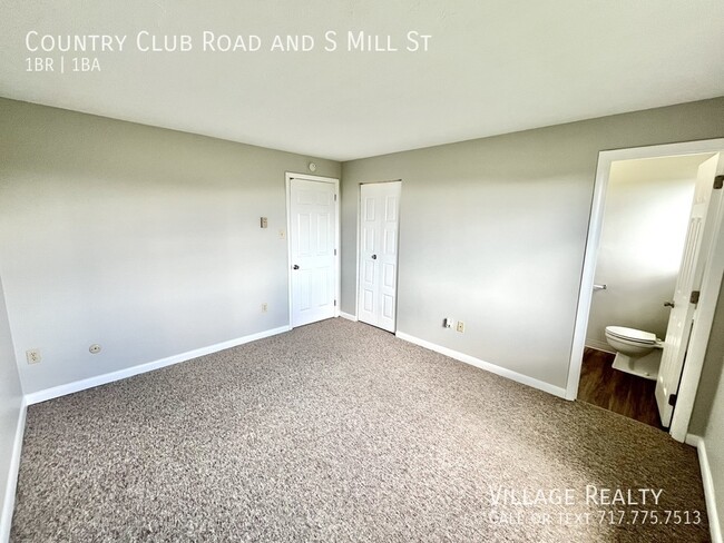 Building Photo - 811 Country Club Rd