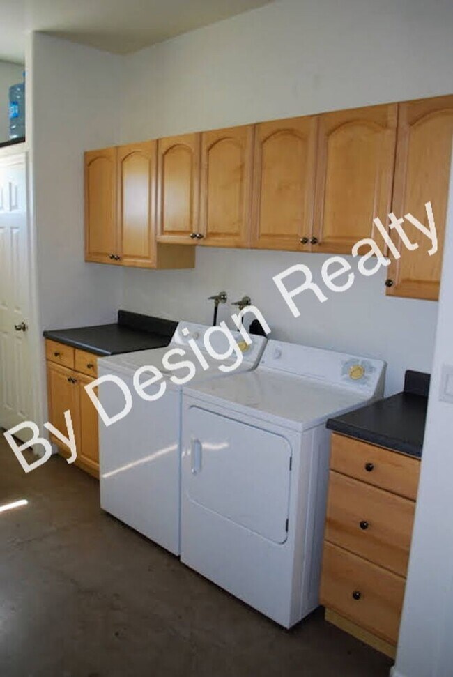 Building Photo - Mountain Ave 3 Bed 2 Bath Home - Contemporary Block Construction