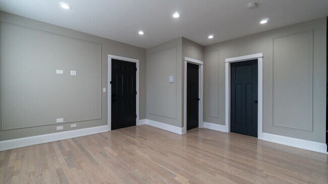 Building Photo - 1706 W Balmoral Ave