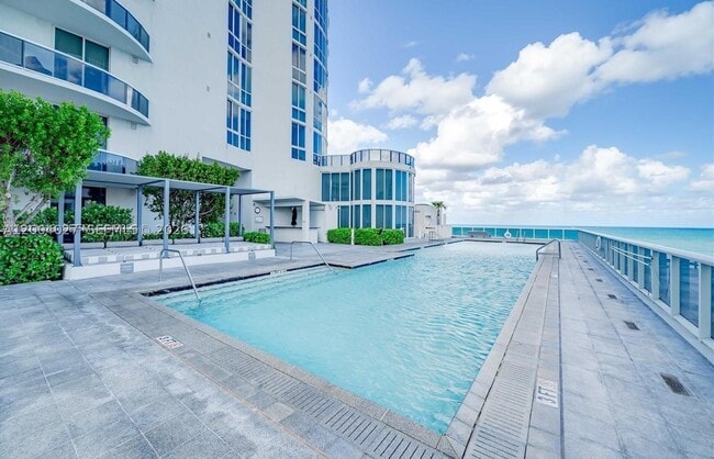 Building Photo - 16001 Collins Ave