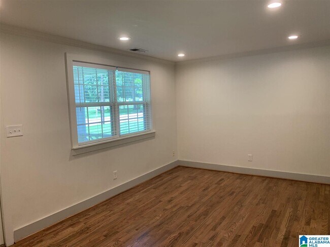 Building Photo - 808 Kingsbury Ave