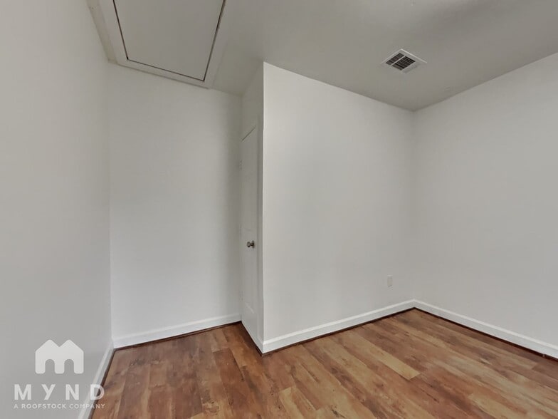 Building Photo - 6907 Schiller St