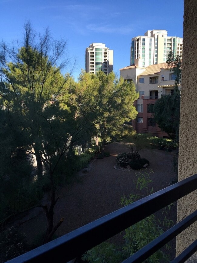 Building Photo - Amazing 2 bedroom furnished condo 1 block ...