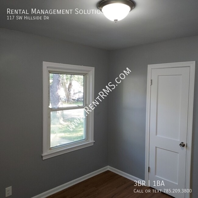 Building Photo - 117 SW Hillside Dr