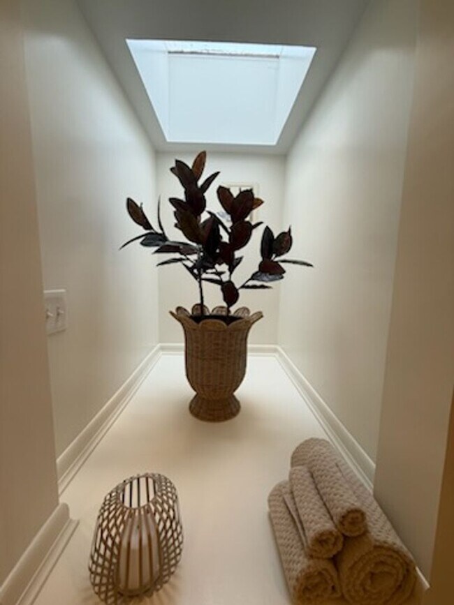 Building Photo - *DREAM LOCATION* 6BR Completely Renovated Duplex