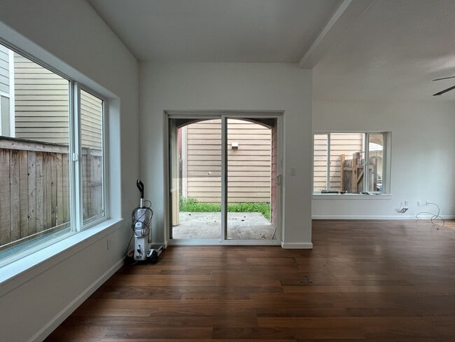 Building Photo - Bright End-Unit Townhouse with a Loft & Covered Patio