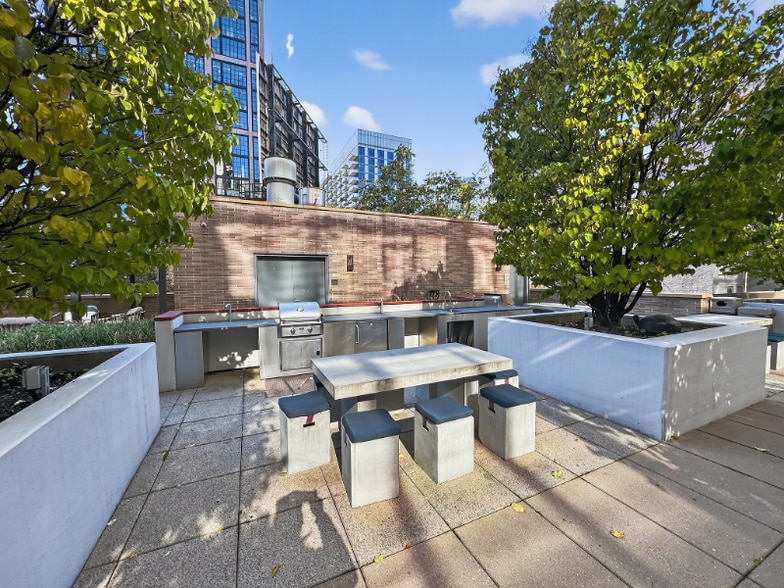 Building Photo - 167 N Desplaines St