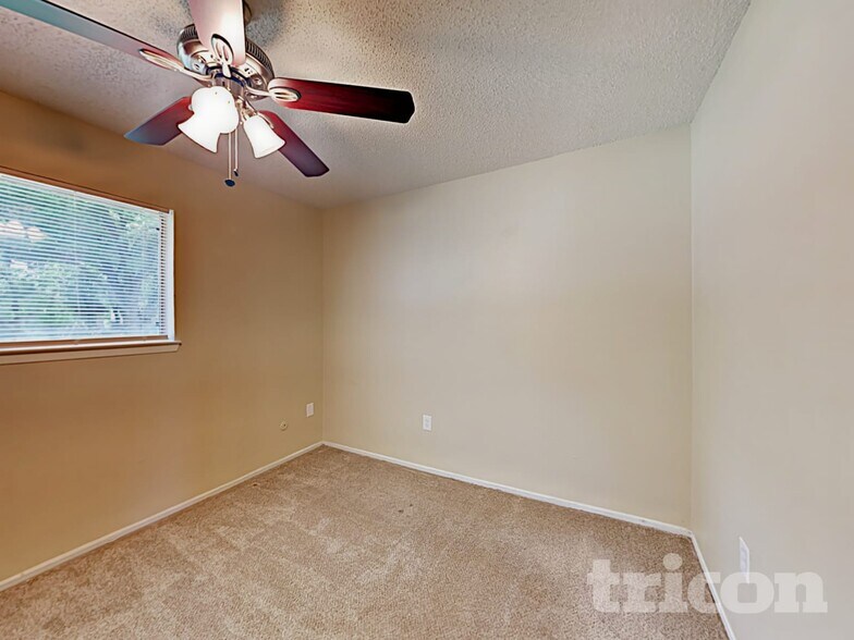 Building Photo - 1308 E Timberview Ln