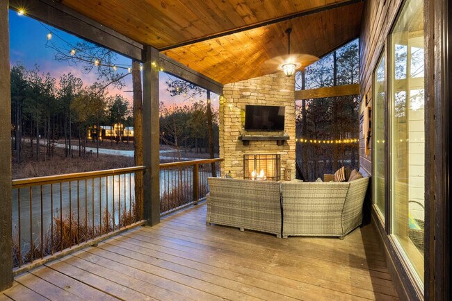 Building Photo - 222 Lost Creek Trl