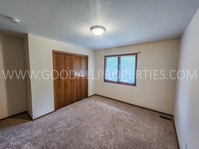 Building Photo - Executive 4 Bedroom Home in West Des Moines with a fenced in yard !!!