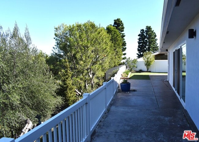 Building Photo - 11365 Chalon Rd