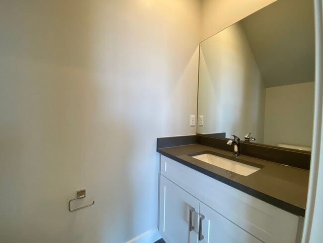 Building Photo - MOVE IN SPECIAL - DECEMBER RENT FREE!