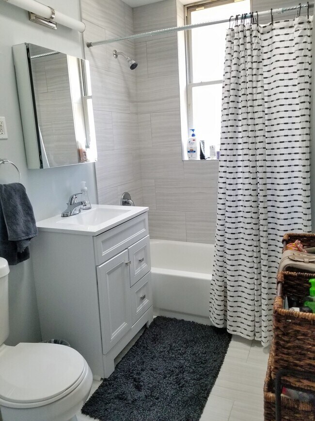 Building Photo - 901 N Leavitt St