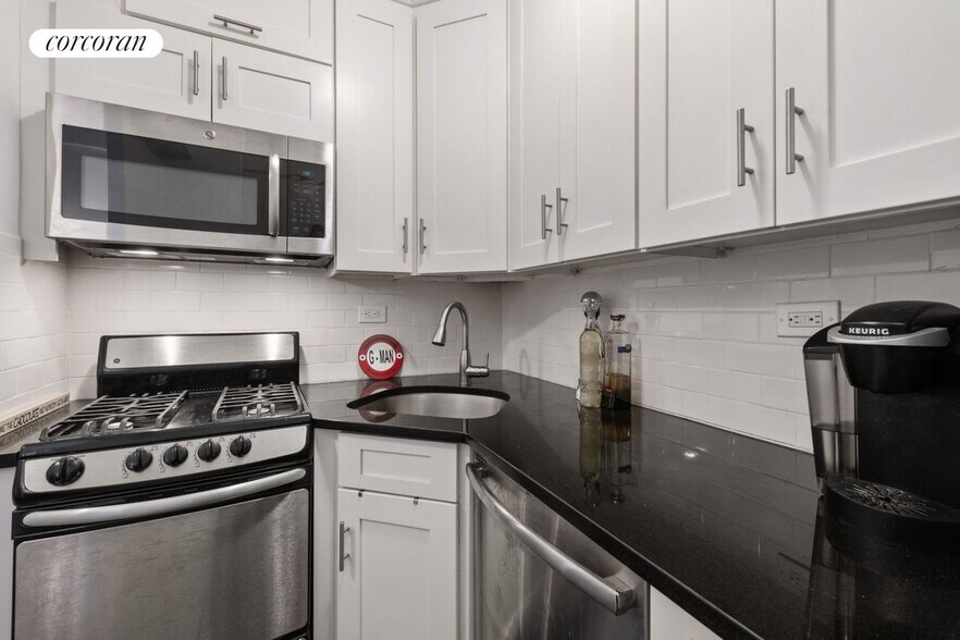 Building Photo - 333 E 46th St