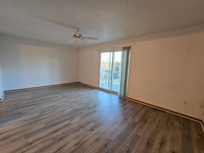 Building Photo - Large 2 Bedroom Townhouse - Burrell School District - Next to Hill Crest Country Club