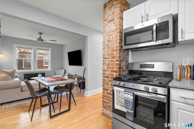 Building Photo - 7 Willowbrook Pl