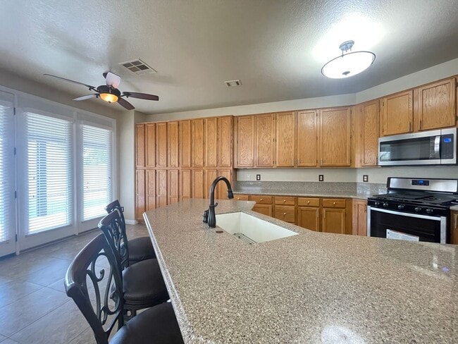 Building Photo - Gorgeous 2-story home in the Green Valley ...