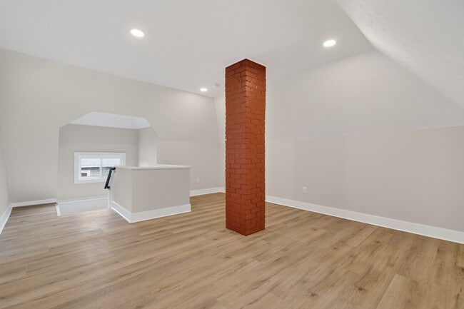 Building Photo - 729 W 9th St