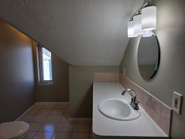 Building Photo - No Brokers Fee, In-Unit Laundry, Eat-in Kitchen, Large bedrooms, 3 Full Bathrooms