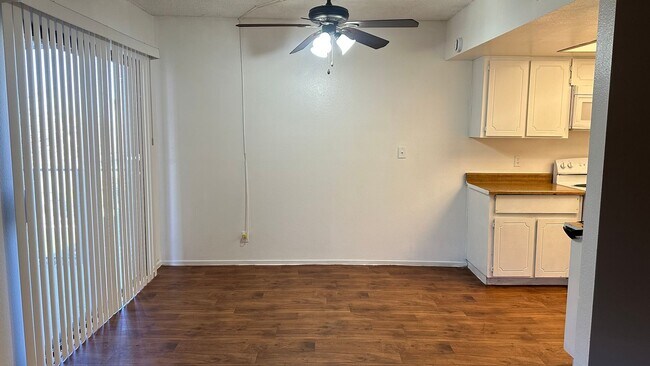 Building Photo - BEAUTIFUL 2 BEDS 1 1/2  BATHROOM APARTMENT