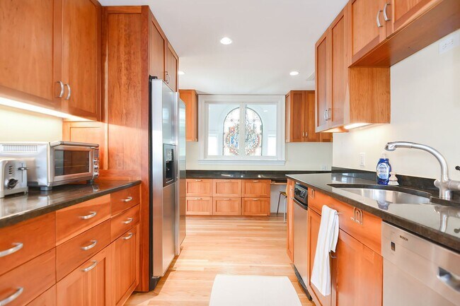 Building Photo - 37 Rocky Neck Ave