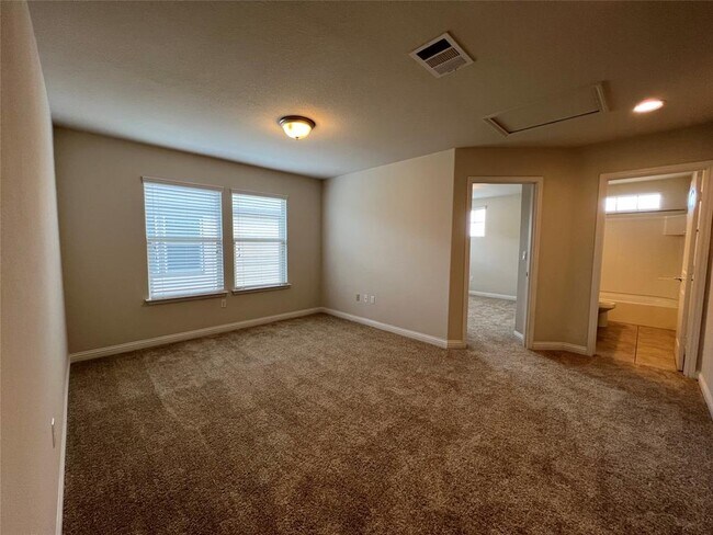 Building Photo - 1325 Meadowsouth Ln