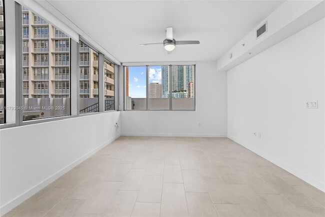 Building Photo - 2150 N Bayshore Dr