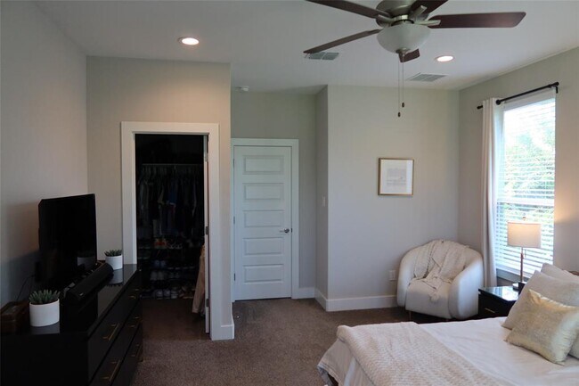 Building Photo - 1511 E Sandalwood Ln