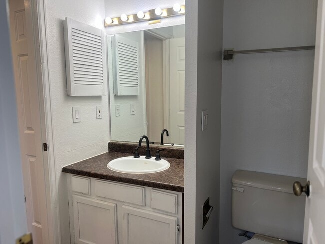 Building Photo - Spacious 3 Bed, 2 Full Bath Townhome near the Highline Canel!