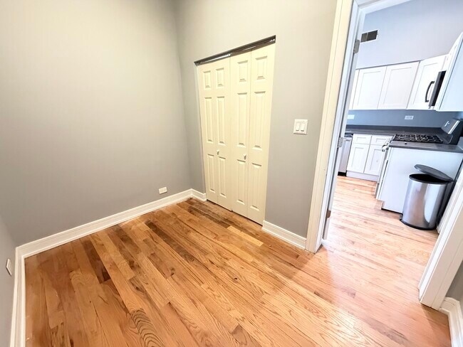 Building Photo - 113 S Paulina St