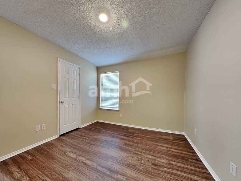 Building Photo - 2012 Cone Flower Dr