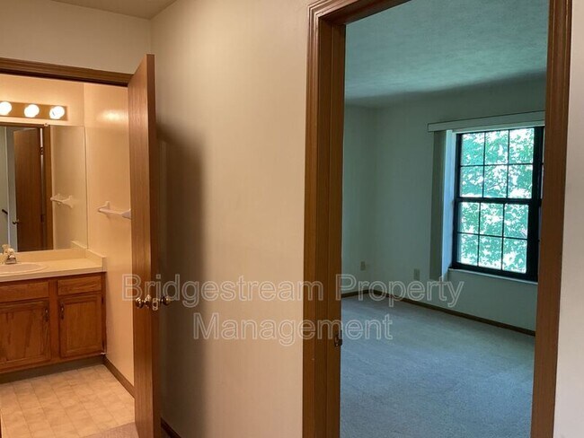 Building Photo - 4595 Burchdale St