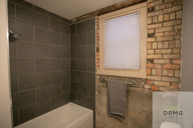 Building Photo - 108 S Hosmer St