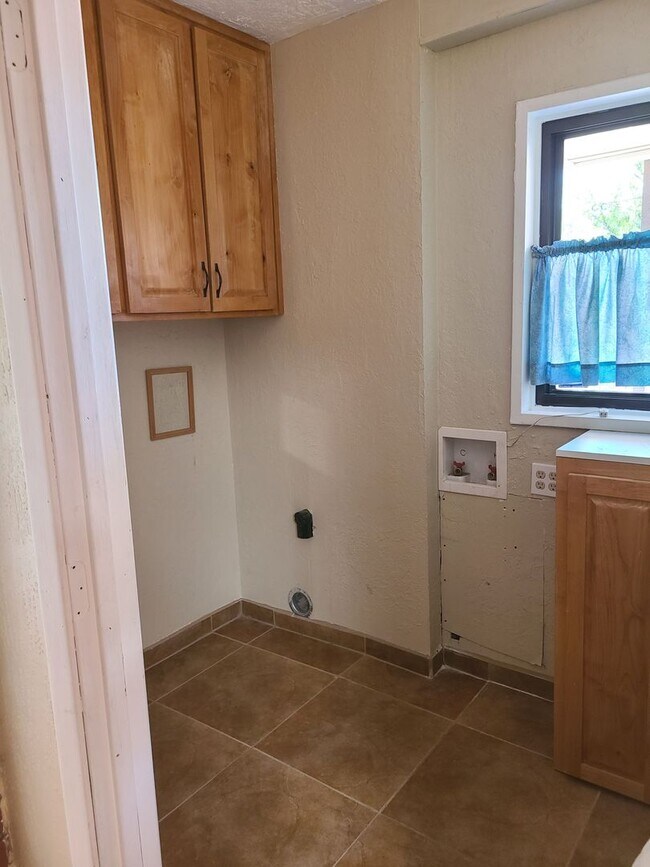 Building Photo - 4 Bedroom, 2 Bathroom! Lovely Home!