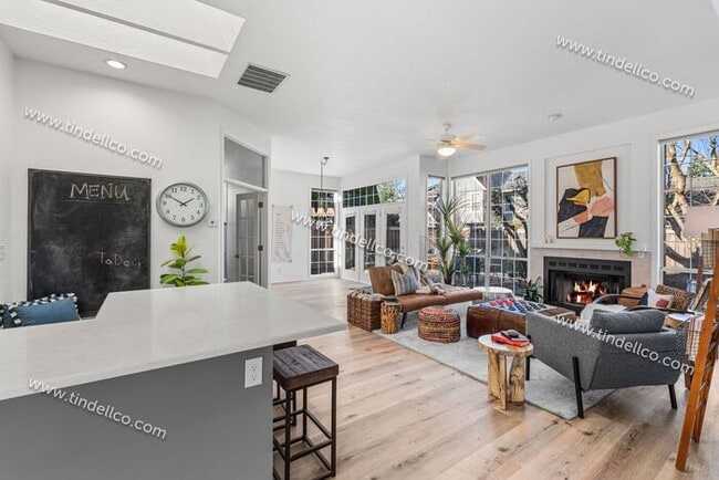 Building Photo - Elegant One-Level Lake Oswego Home with Vaulted Great Room & Garden Patio