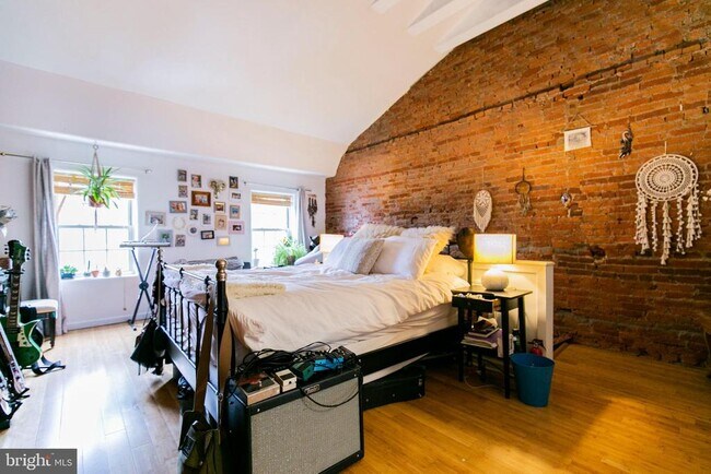 Building Photo - 535 E Girard Ave