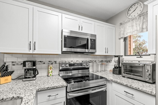 Building Photo - 4088 Fairway Lakes Dr