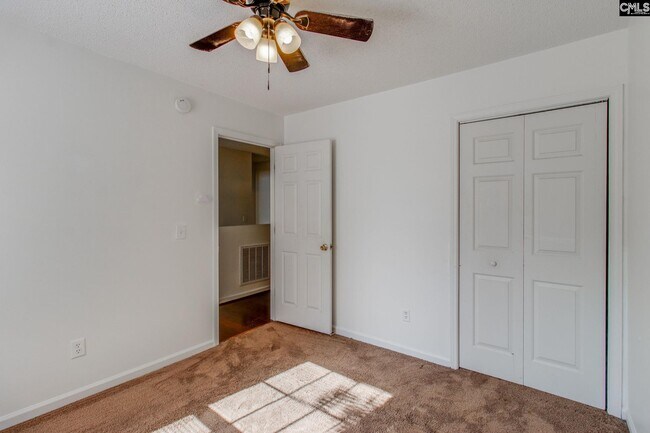 Building Photo - 19 Caddis Creek Ct