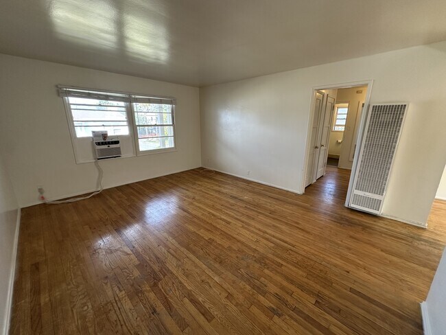 Building Photo - 2471 Silver Lake Blvd