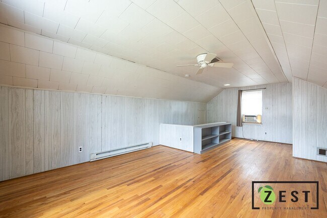 Building Photo - OPEN HOUSE WEDNESDAY DECEMBER 3RD 3-3:30 PM Amazing 3 Bedroom 1 Bathroom - $1,375.00