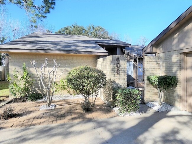 Building Photo - 606 Golfview Dr