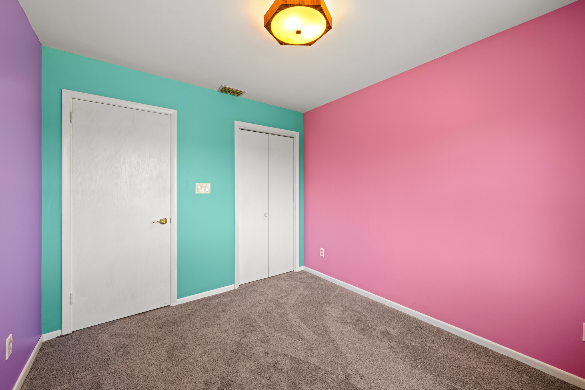 Building Photo - 3250 Vista Dr