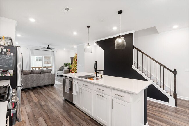 Building Photo - Modern 3-Bedroom Townhome in Magnolia Trace!