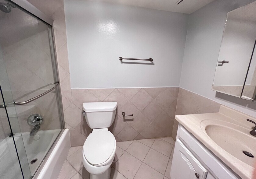 Building Photo - 3150 N Palm Aire Dr